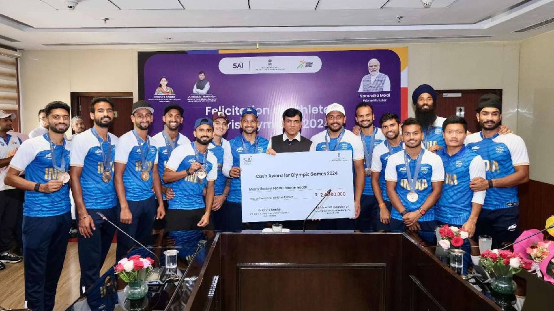 Mansukh Mandaviya Felicitates Indian Hockey Team For Paris Olympics Show