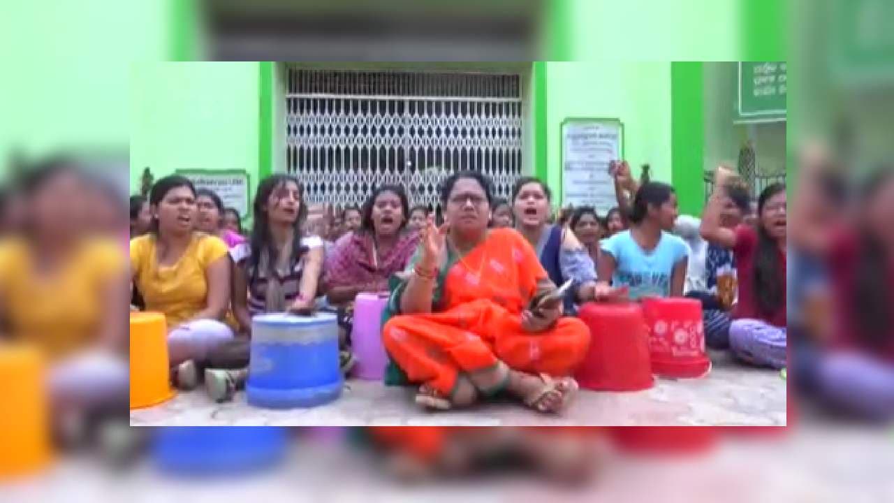 MLA Kusum Tete Joins Agitated Students In Protest Against Dearth Of Water