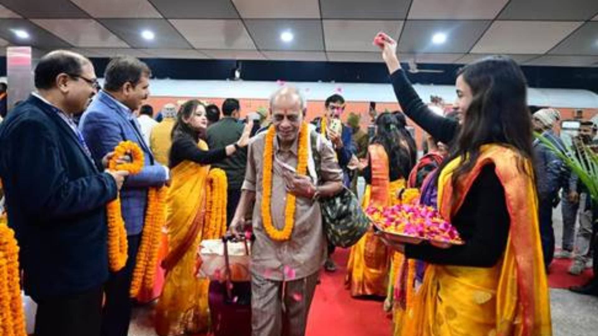 Tamil Teachers Group Of Kashi Tamil Sangamam Phase II Reaches Varanasi