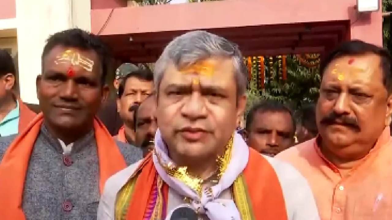 Union Minister Ashwini Vaishnaw Offers Prayers At Dhabaleswar Temple In Cuttack