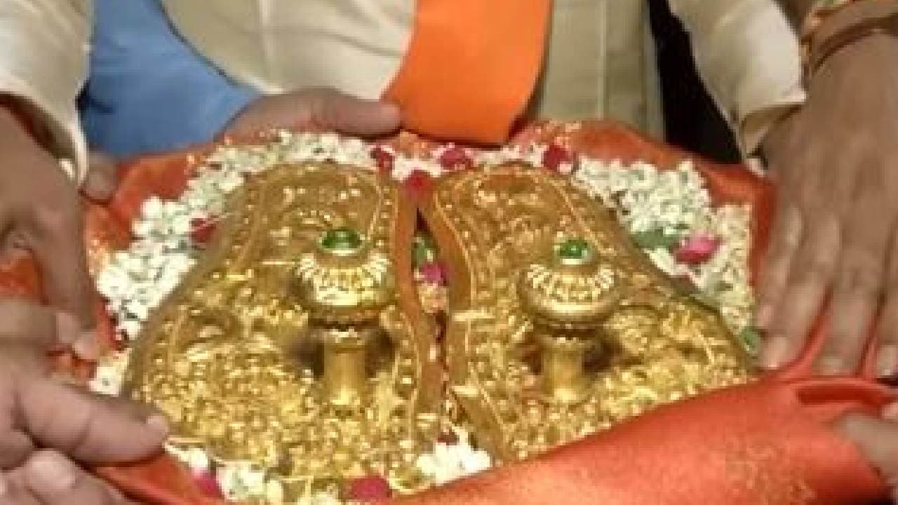 64-year-old Man Embarks On Padayatra Carrying Gold-plated Footwear For Ram Temple 'Pran Pratishtha'