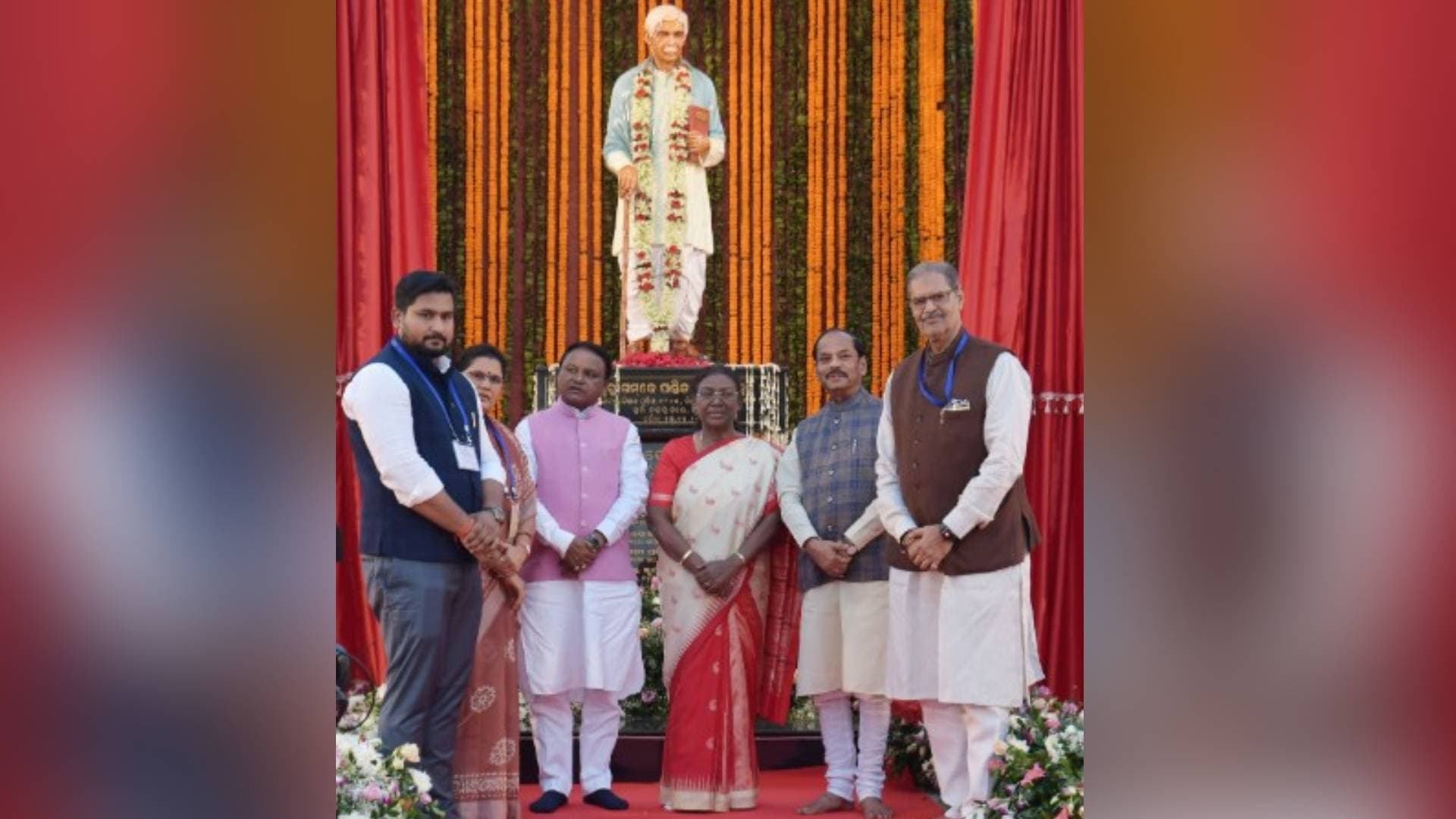 President Murmu Unveils Pandit Raghunath Murmu’s Statue In Bhubaneswar