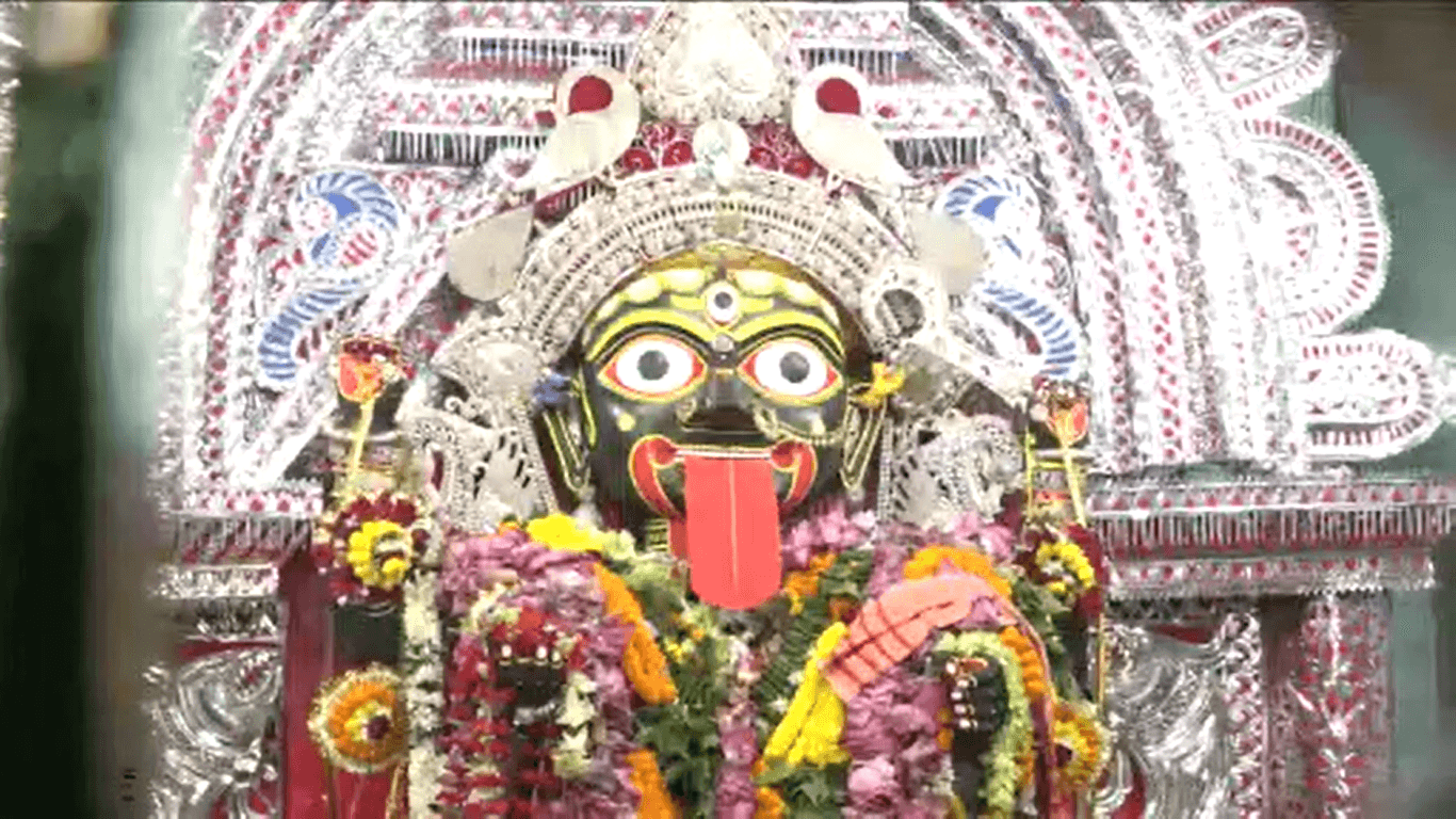 ରାଜରାଜେଶ୍ବରୀ ବେଶରେ ଦର୍ଶନ ଦେଉଛନ୍ତି ମା' କାଳୀ