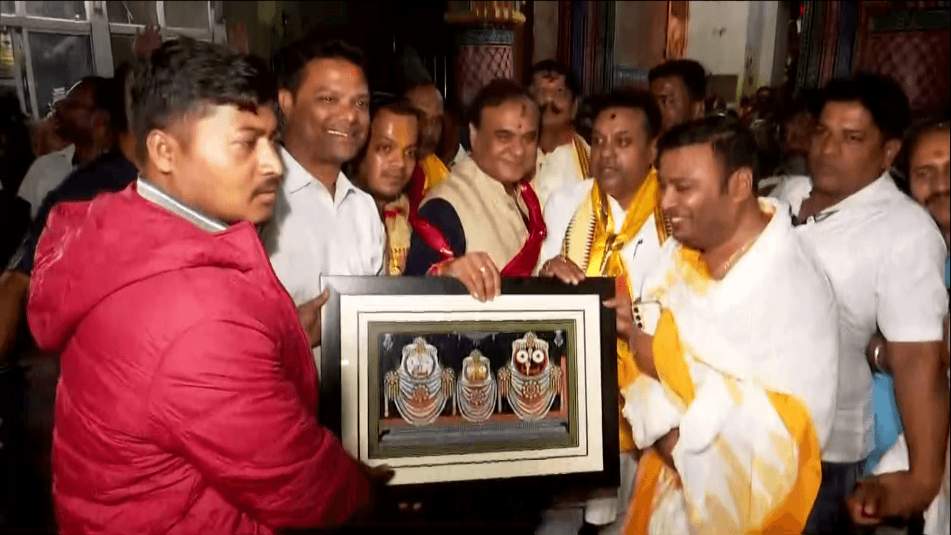 Assam CM Biswa Sarma Visits Shreemandir Along With Family