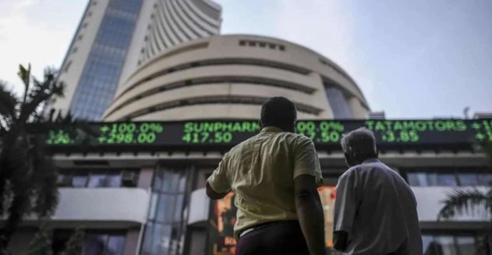 Indian stock market closes in red after touching all-time high, most IT stocks suffer
