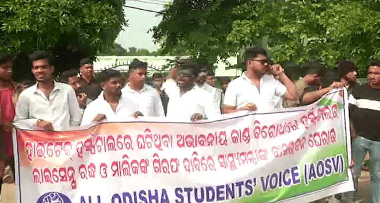 Blast At Hi-Tech Hospital: Students Hurl Tomatoes At Health Minister's House