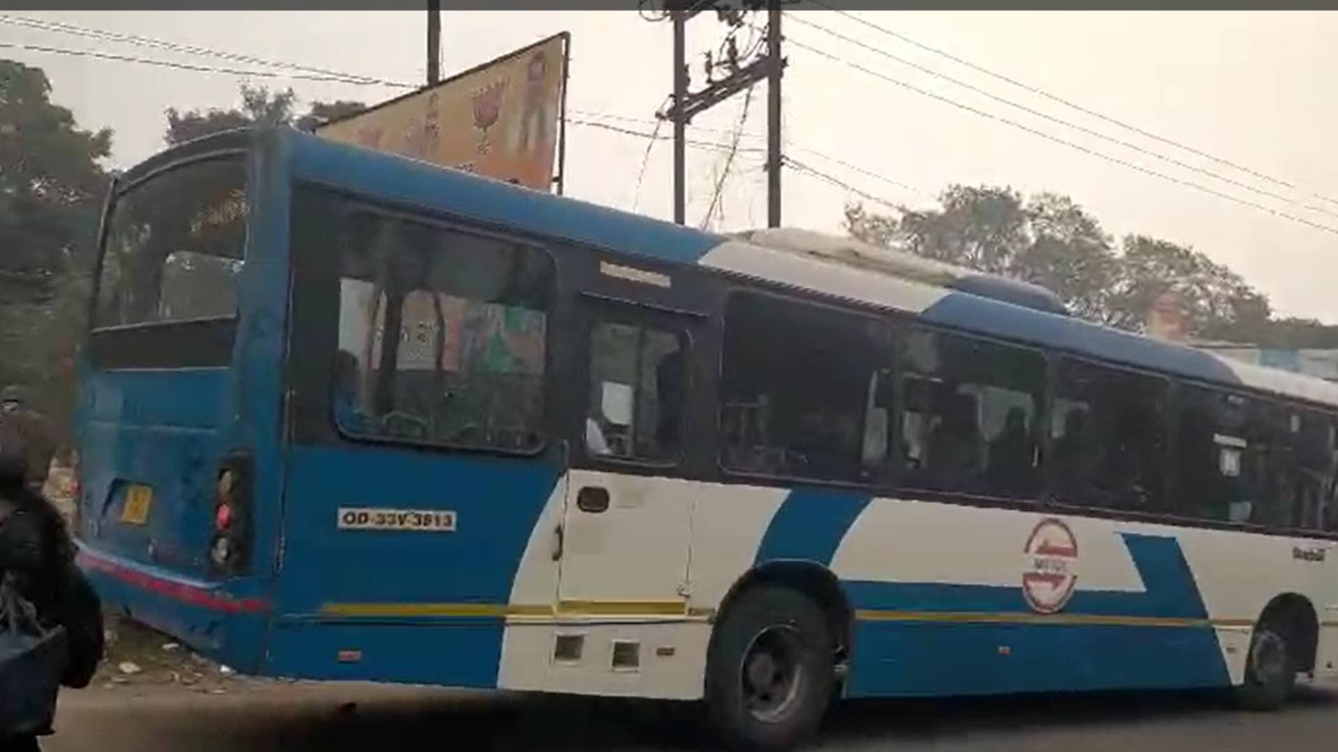 Mo Bus Hits Car Near Barang, Locals Detain Bus